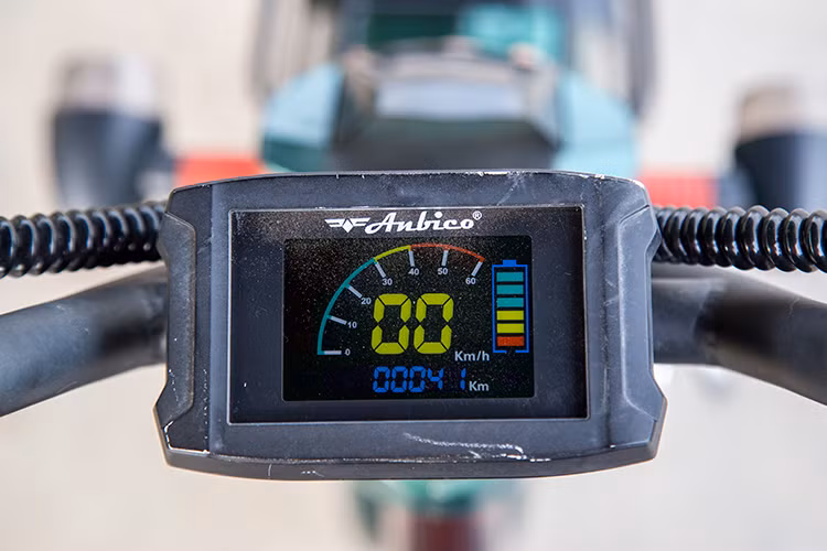 Bảng đồng hồ không quá cầu kỳ, được gắn trực tiếp giữa tay lái. Màn hình điện tử hiển thị đầy đủ các thông tin cần thiết như tốc độ, số km đã đi, lượng pin còn lại, đèn báo rẽ, đèn báo pha…Tuy nhiên, nếu bạn đi giữa trời nắng với ánh sáng chiếu trực tiếp vào bảng đồng hồ thì sẽ hơi khó nhìn nhưng bù lại nếu quan sát vào ban đêm lại rất ấn tượng.