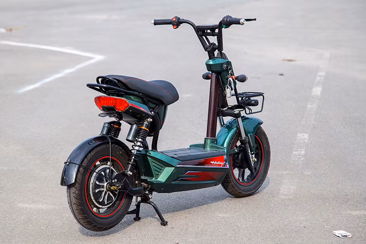 Xe không có hiện tượng giật mạnh khi tăng giảm ga đột ngột, bộ điều khiển xử lý khá tốt. Tổng trọng lượng xe khoảng 90kg tạo nên sự đầm chắc nhưng cũng dễ dàng cảm nhận sự phản ứng khá nhanh nhạy của xe mỗi lần tăng tốc. Gia tốc ban đầu của mẫu AP1509 không tốt như mẫu AP1608. Dù chỉ được trang bị hệ thống phanh tang trống cho cả 2 bánh nhưng AP1509 vẫn đảm bảo an toàn trong các bài thử phanh gấp.