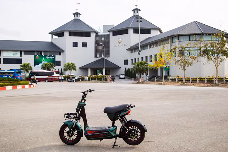 Anbico đã hoàn thiện mẫu xe điện AP1509 hơn theo hướng trẻ trung, cá tính, phong cách, năng động nhưng vẫn đảm bảo các tiện ích cho người sử dụng. “Chú bọ ngựa” AP1509 sở hữu hệ thống khung sườn chắc chắn, động cơ chống nước toàn phần, hệ thống giảm xóc hoạt động tốt, sàn để chân rộng rãi cũng như tư thế lái thoải mái. Xe phù hợp cho các bạn trẻ muốn một chiếc xe điện cá tính nhưng vẫn đáp ứng tất cả nhu cầu.