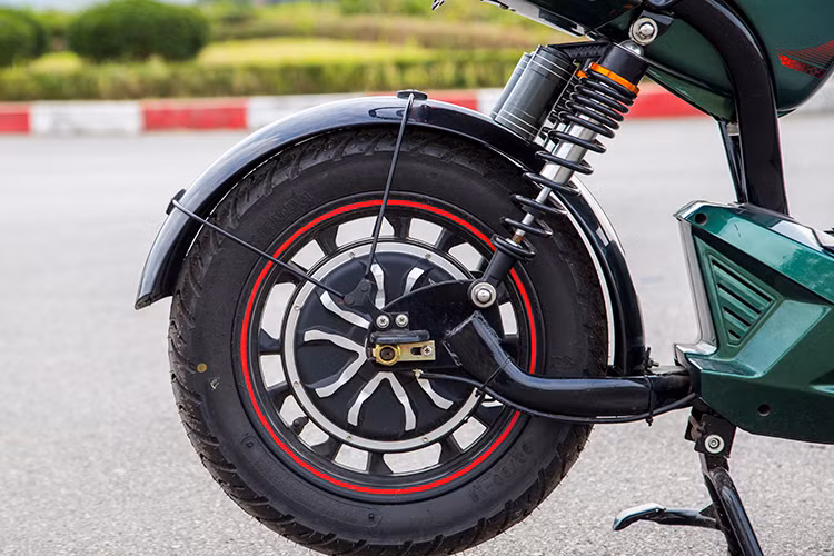 Phần đầu xe đơn giản cho cảm giác lái rất thoáng, không bị che khuất hay phân tâm vào các chi tiết như trên một số dòng xe khác. Khối động cơ chống nước toàn phần chính hãng Ananda, 500W tiếp tục phát huy sức mạnh khi di chuyển trên địa hình khi tắc đường hoặc leo dốc trong hầm chung cư hoặc các dốc ngắn trên phố...