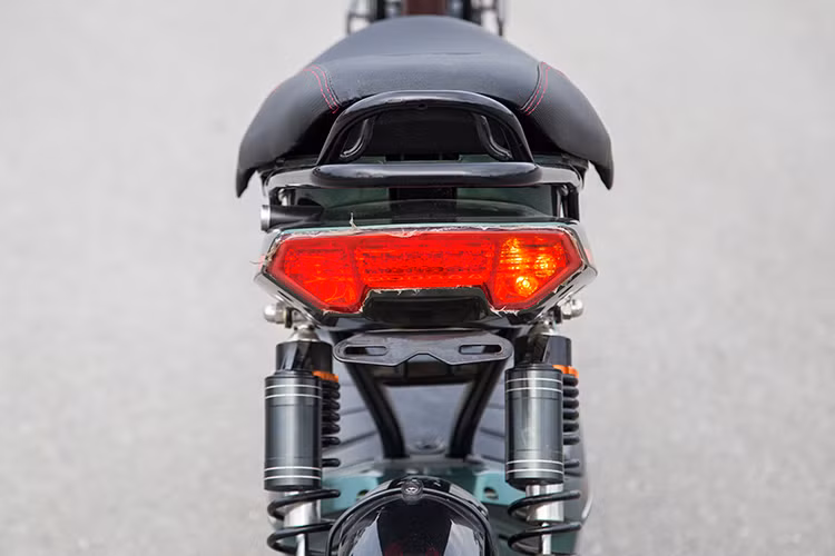 Cụm đèn hậu góc cạnh đi cùng hai đèn trang trí gắn trên giảm xóc sau của xe tạo nên phần đuôi cá tính của xe. AP1509 được trang bị hai lốp không săm khiến bạn chẳng phải lo mỗi khi bị cán đinh trên đường. La-zăng trước 6 chấu kép ba với phanh tang trống cho cả hai bánh xe.