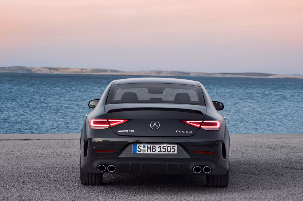 Người lái cũng có thể tùy chỉnh qua 5 chế độ lái khác nhau: Eco, Comfort, Sport, Sport+, Individual. Hệ thống khung gầm được nâng cấp với hệ thống treo khí nén.