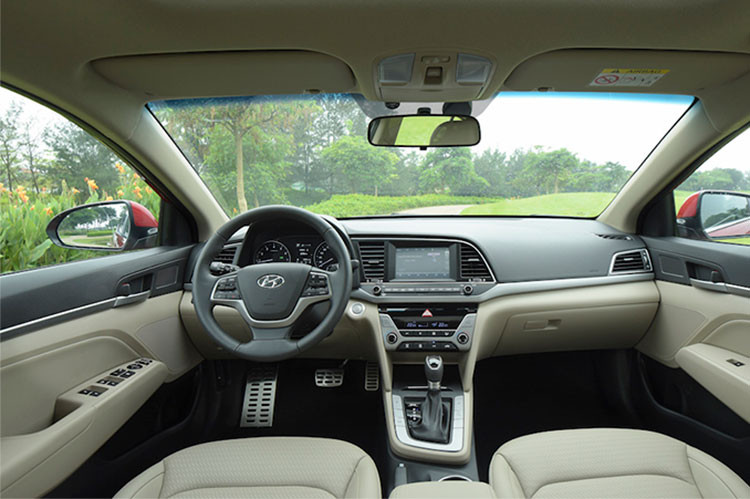 Phiên bản thấp nhất này chỉ được Hyundai trang bị tiện nghi đủ dùng. So với phiên bản cao nhất 2.0 AT, bản Elantra 1.6 MT không có ghế lái chỉnh điện, cửa sổ trời, hệ thống điều khiển hành trình, chế độ Drive Mode. Xe cũng không được trang bị đèn pha HID mà chỉ có đèn pha Halogen.