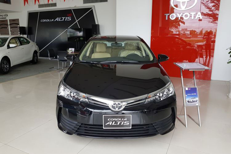 Mẫu xe cuối cùng trong phân khúc sedan phổ thông hạng C có trang bị hộp số sàn tại Việt Nam là Toyota Corolla Altis với bản 1.8E. Xe sử dụng hộp số sàn 6 cấp, kết hợp cùng động cơ xăng 1.8 lít, sản sinh công suất 138 mã lực cùng mô-men xoắn cực đại 173 Nm. Hiện tại, phiên bản này được Toyota Việt Nam phân phối với giá bán 678 triệu đồng.