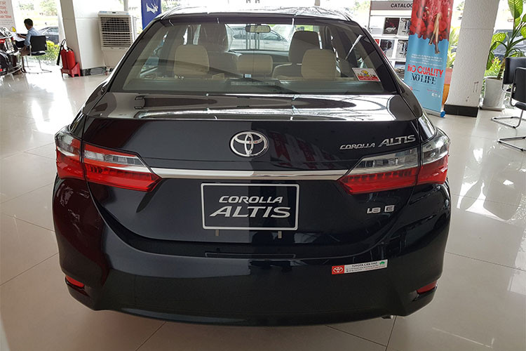 Về an toàn, phiên bản số sàn duy nhất của Altis không được trang bị camera lùi, cảm biến hỗ trợ đỗ xe. Ngoài ra, xe vẫn có những tính năng như hệ thống phân phối lực phanh điện tử, hệ thống hỗ trợ phanh khẩn cấp, chống bó cứng phanh, cân bằng điện tử, kiểm soát lực kéo và 7 túi khí an toàn. Xe cũng không có hệ thống khởi động bằng nút bấm.