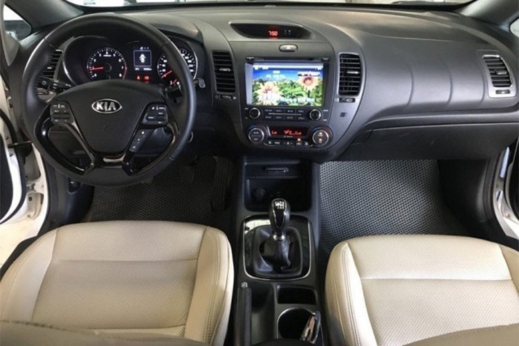 Với mức giá này, dễ hiểu khi xe được trang bị chỉ đủ dùng. Cụ thể ngoại thất xe vẫn giữ nguyên thiết kế như những đàn anh Kia Creator khác. Nội thất xe với ghế ngồi bọc da, kính lái tự động 1 chạm, điều hòa tự động 2 vùng độc lập, cửa gió điều hòa cho hàng ghế sau, CD tích hợp Bluetooth và trang bị âm thanh 6 loa.