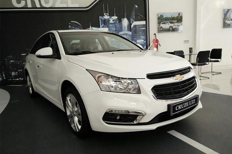 Chevrolet Cruze là một trong những mẫu sedan hạng C rẻ nhất Việt Nam. Hiện tại, mẫu xe này đang được GM Việt Nam phân phối với 2 phiên bản gồm Cruze LTZ (699 triệu đồng) và Cruze LT (589 triệu đồng).