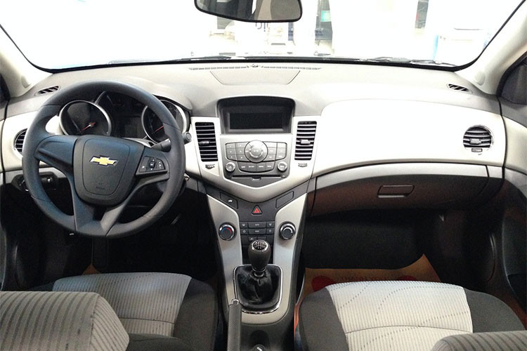 Với mức giá chỉ 589 triệu đồng, Cruze LT được trang bị khá cơ bản và bị cắt khá nhiều tiện ích so với bản cao cấp LTZ. Cụ thể, bản này sẽ không được trang bị đèn pha Halogen dạng thấu kình, chìa khóa thông minh, khởi động nút bấm, đàm thoại rảnh tay, cửa sổ trời, gạt mưa tự động… 