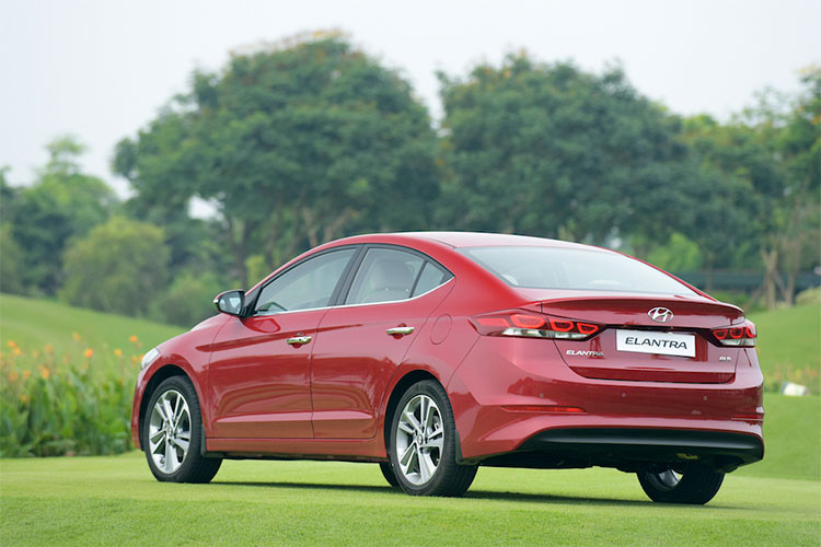 Về khả năng an toàn, Elantra 1.6 MT cũng không có hệ thống cân bằng điện tử, kiểm soát thân xe, khởi hành ngang dốc, cảm biến áp suất lốp. Xe cũng không được trang bị cảm biến trước.Elantra 1.6 MT sử dụng động cơ xăng Gamma 1.6 lít, cho công suất 128 mã lực cùng mô-men xoắn cực đại 155 Nm. Xe hiện có giá khoảng 549 triệu đồng.