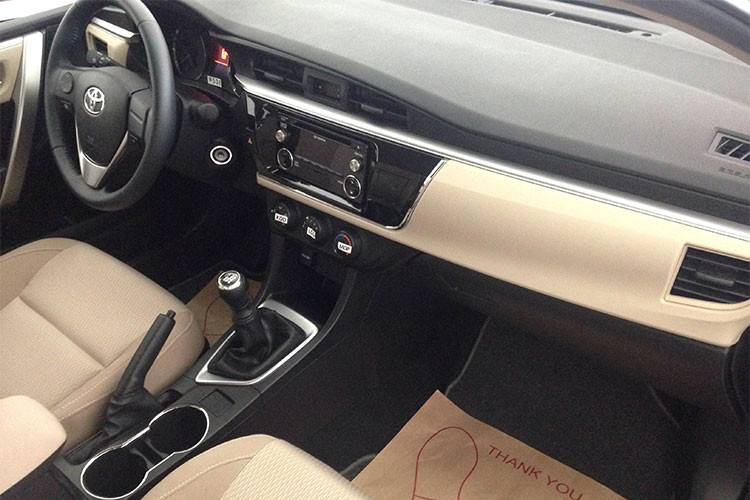 Xe chỉ được trang bị đèn pha Halogen, không có đèn LED chiếu sáng ban ngày, không có hệ thống chỉnh ánh sáng tự động, mâm xe chỉ 15 inch, không tích hợp lẫy chuyển số trên vô-lăng, ghế loại thường bọc nỉ chỉnh tay. Hệ thống thông tin giải trí cũng đơn giản hơn với 1 đầu CD, kết nối USB, AM/FM, AUX, MP3, Bluetooth và âm thanh 4 loa.