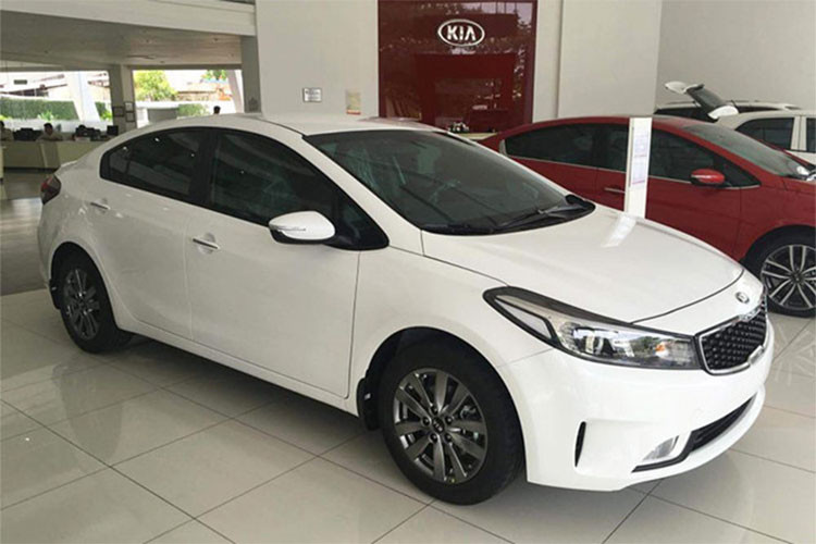 Mẫu xe sedan Kia Cerato hiện đang được Thaco phân phối tại Việt Nam với 4 phiên bản gồm; Cerato 1.6 MT, Cerato 1.6 AT, Cerato 2.0 AT và đáng chú ý nhất hiện nay chính là phiên bản Kia Cerato SMT xe đã có mặt tại các đại lý Kia trong tháng 5/2018 vừa qua. So với các phiên bản khác, Cerato SMT có giá chỉ 499 triệu đồng.