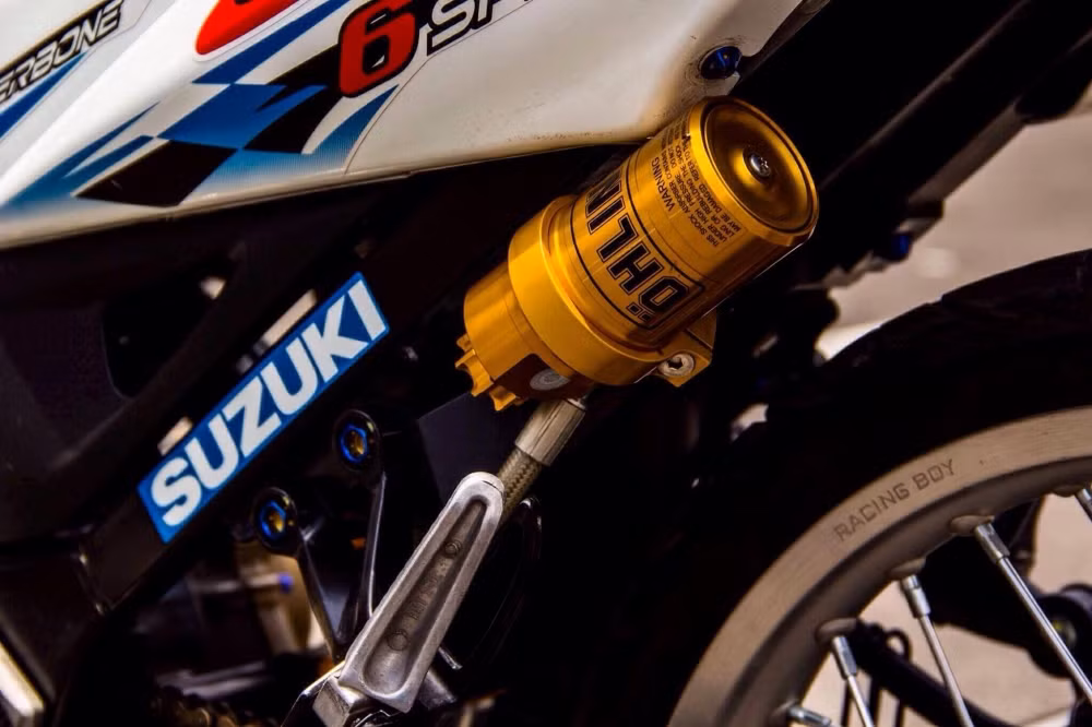 Trang bị phuộc sau xe là phuộc Ohlins hàng hiệu thường dành cho những mẫu xe môtô cao cấp, cùng với đó là ống xả của thương hiệu Yoshimura, Nhật Bản không chỉ cho xe thêm sức mạnh mà còn phát ra âm thanh đầy uy lực.