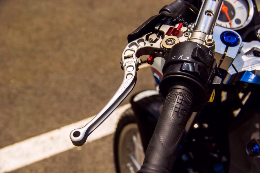 Cùm côn CRG GP thể thao và phong cách rất được nhiều tay độ xe hiện nay ưa thích đã được đầu tư, bên cạnh đó hàng loạt ốc kiểng cũng được trang bị bắt mắt hơn rất nhiều.