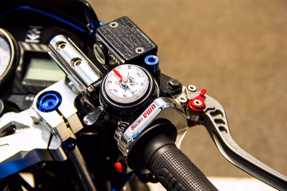 Bên tay phải của xe được trang bị cùm tay thắng CRG hàng hiệu, cùm tăng tốc Uma Racing, bao tay Givi... cùng với đó nó còn được chủ nhân tích hợp thêm bộ la bàn độc đáo giúp cho những chuyến đi trở nên dễ dàng.