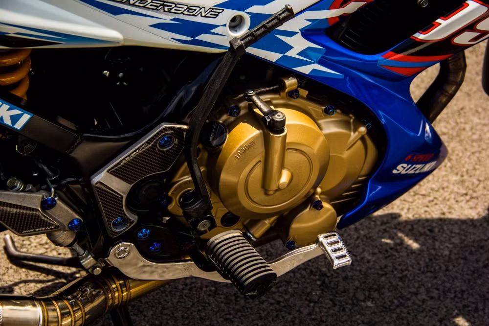 Suzuki Satria F150 được trang bị động cơ 150cc, DOHC, 4 thì, 4 van, làm mát bằng két nước, hộp số 6 cấp đi kèm hệ thống phun xăng điện tử. Công suất cực đại đạt 18 Hp với 3 mức tùy chỉnh khác nhau.