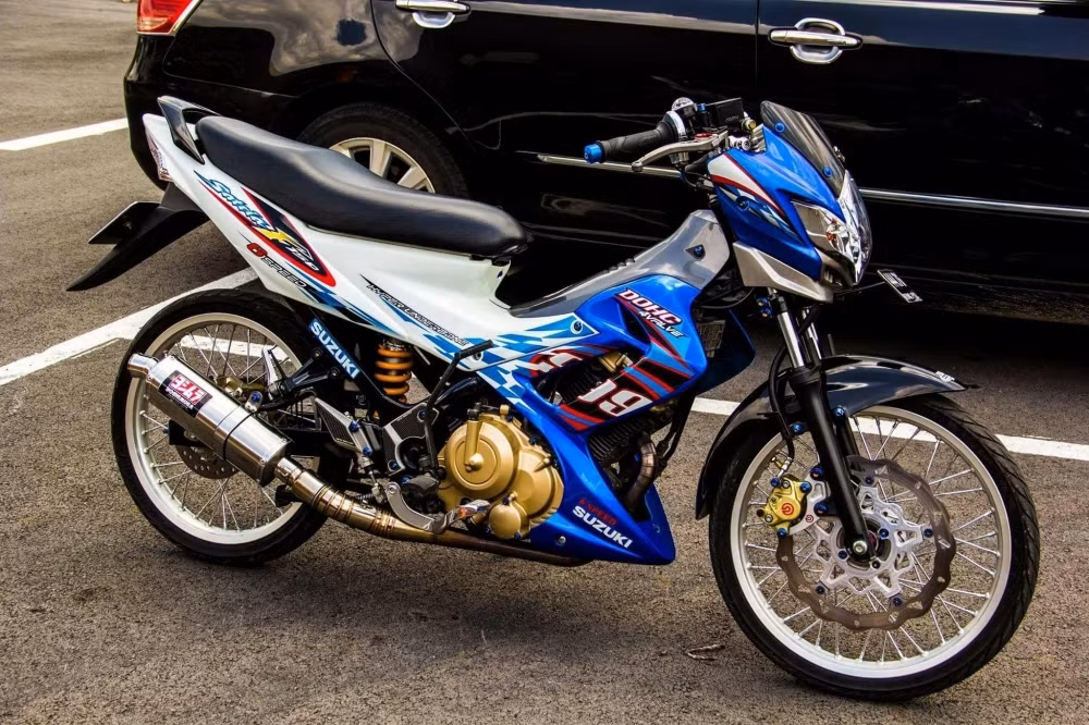 Thu hút với vẻ ngoài đầy nam tính và thể thao, Suzuki Satria F150 mẫu xe côn tay với kiểu dáng đậm chất hyper underbone cùng khối động cơ 150cc DOHC mạnh mẽ đã được một người chơi xe tại TP HCM độ lên hàng loạt đồ chơi hàng hiệu. 