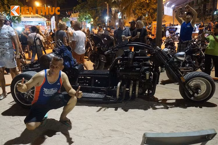 Mỗi buổi tối trong tuần lễ diễn ra sự kiện luôn có rất nhiều bữa tiệc được diễn ra tại sảnh chính trong Loma Park. Cũng tại khu vực đó, có rất nhiều việc để du khách “phải làm” - ví dụ như tự thưởng cho mình một hình xăm mới, thưởng thức nghệ thuật văn hóa ẩm thực đường phố của đất nước chùa vàng.