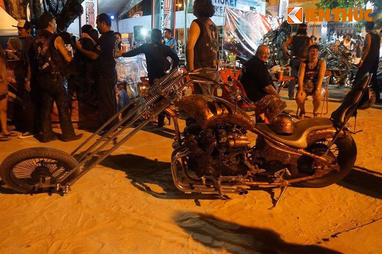 Đây là dịp để người dân Thái Lan nói riêng và những người yêu motor nói chung có thể hòa mình, đắm chìm vào rất nhiều lễ hội, trò chơi vui vẻ, đặc sắc. Có thể liệt kê ra như: triển lãm xe máy, cuộc thi Hoa hậu Phuket, hòa nhạc, các cuộc diễu hành với mục đích hòa bình…