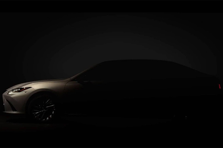 Về ngoại thất, mẫu sedan hạng sang Lexus ES phiên bản 2019 này sở hữu thiết kế sắc sảo và sang trọng hơn rất nhiều so với mẫu xe tiền nhiệm, nó nhằm cạnh tranh trực tiếp với Mercedes-Benz E-Class và BMW 5-Series.
