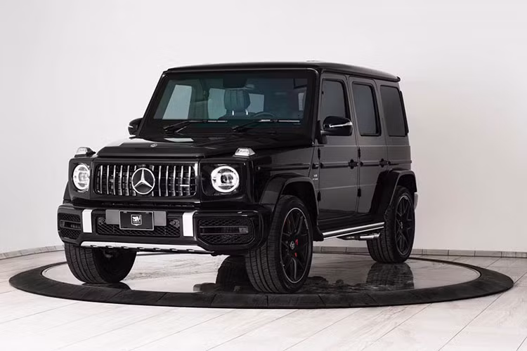 Mẫu xe SUV Mercedes-Benz G-Class là mẫu wagon rất được giới nhà giàu và người nổi tiếng ưa chuộng bởi vẻ ngoài cứng cáp, khả năng offroad và đương nhiên là mang thương hiệu xe sang của Đức.