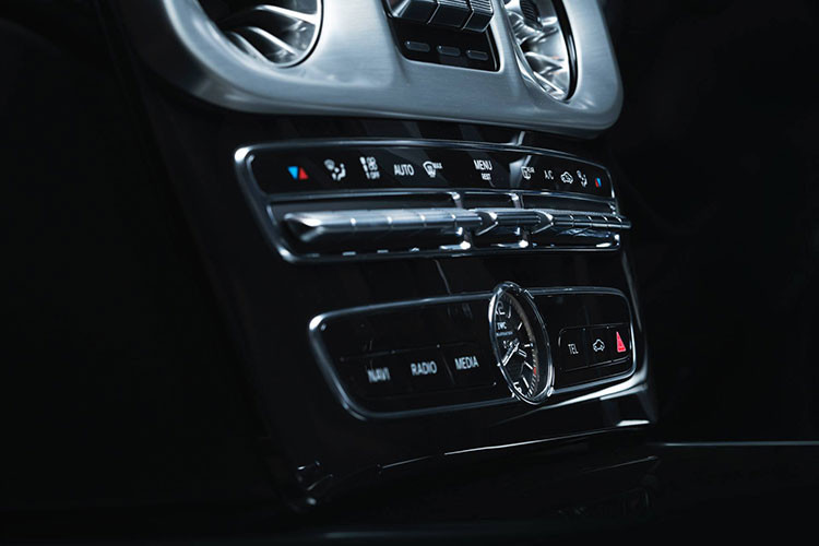 Inkas cho biết hãng đã sử dụng các chất liệu tổng hợp tiên tiến nhất, giúp mang đến cho xe khả năng bảo vệ ở mọi góc độ. Đồng nghĩa rằng xe sẽ có khả năng chống chịu đạn từ súng trường hỏa lực mạnh ở xung quanh xe và sức nổ của hai quả lựu đạn ở dưới gầm xe.