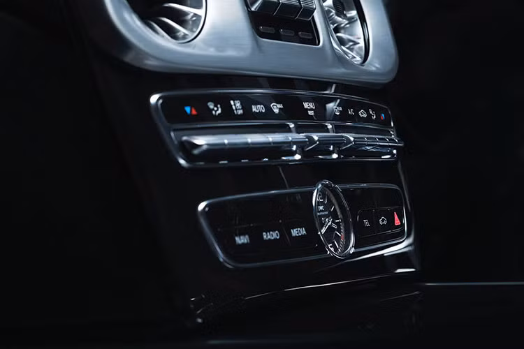 Inkas cho biết hãng đã sử dụng các chất liệu tổng hợp tiên tiến nhất, giúp mang đến cho xe khả năng bảo vệ ở mọi góc độ. Đồng nghĩa rằng xe sẽ có khả năng chống chịu đạn từ súng trường hỏa lực mạnh ở xung quanh xe và sức nổ của hai quả lựu đạn ở dưới gầm xe.