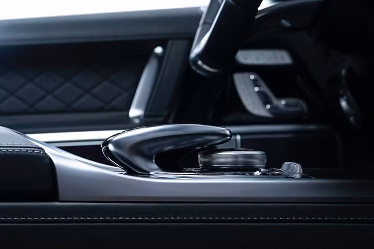 Hiệu năng vận hành của mẫu xe Mercedes-AMG G63 2019 bọc thép này có thể sẽ giảm đi so với xe nguyên bản do trọng lượng của xe bị tăng lên khá nhiều khi được bổ sung lớp giáp thép và kính chống đạn.