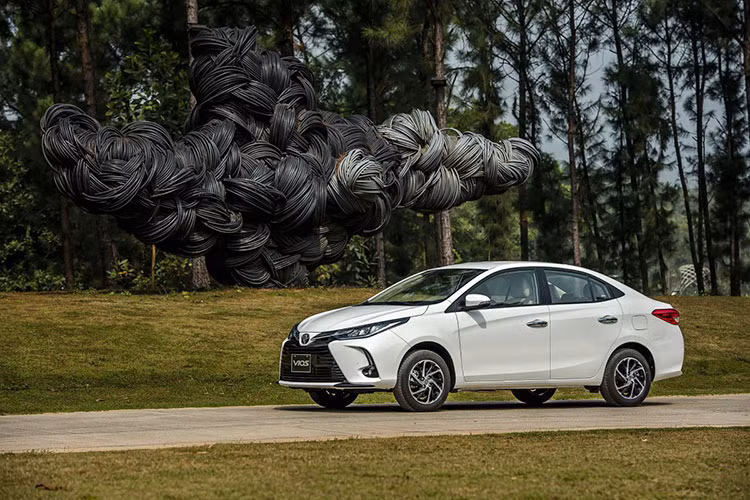 Danh sách Top 10 ôtô bán chạy nhất Việt Nam năm 2022 cũng chứng kiến sự áp đảo của các mẫu xe Toyota khi có đến 3 mẫu xe góp mặt. Bên cạnh đó, còn cho thấy xu hướng tiêu dùng ôtô của người Việt đang dần chuyển đổi sang các mẫu mã thuộc phân khúc SUV/Crossover cỡ nhỏ dành cho đô thị. 