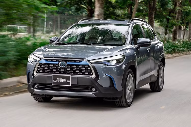 Tháng 12 vừa qua, Toyota Corolla Cross bán được 2.479 xe, tăng 61 xe so với tháng trước. Cộng dồn từ đầu năm đến nay, đã có tổng cộng 21.437 xe Toyota Corolla Cross được giao đến tay khách hàng, tăng hơn 3.000 xe so với cùng kì năm ngoái và bỏ xa đối thủ Kia Seltos.