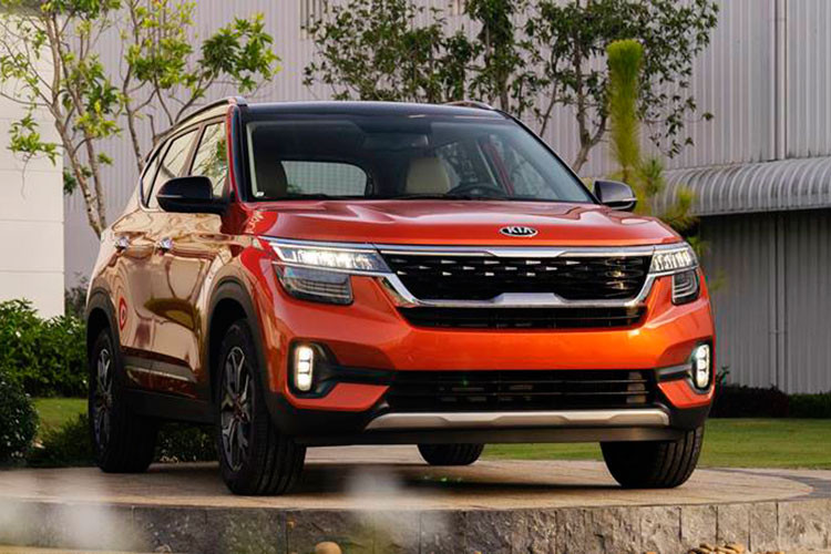 Kia Seltos chính là đối thủ lớn nhất của Toyota Corolla Cross trong nhóm SUV đô thị. Tuy nhiên, do ảnh hưởng nguồn cung, khiến cho cuộc đua doanh số năm của Kia Seltos gần như cũng đã bị “rớt lại” phía sau gần khi để đối thủ trực tiếp Toyota Corolla Cross bỏ quá xa (9.039 xe).