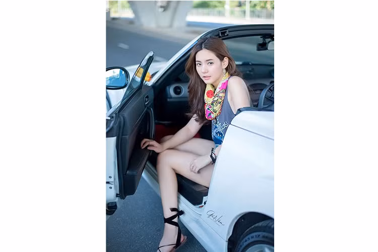 Mazda Miata 2010 là mẫu xe thể thao mui trần có trọng lượng nhẹ nhất phân khúc với chỉ 980 kg nhưng lại khá mạnh mẽ và tiện dụng.