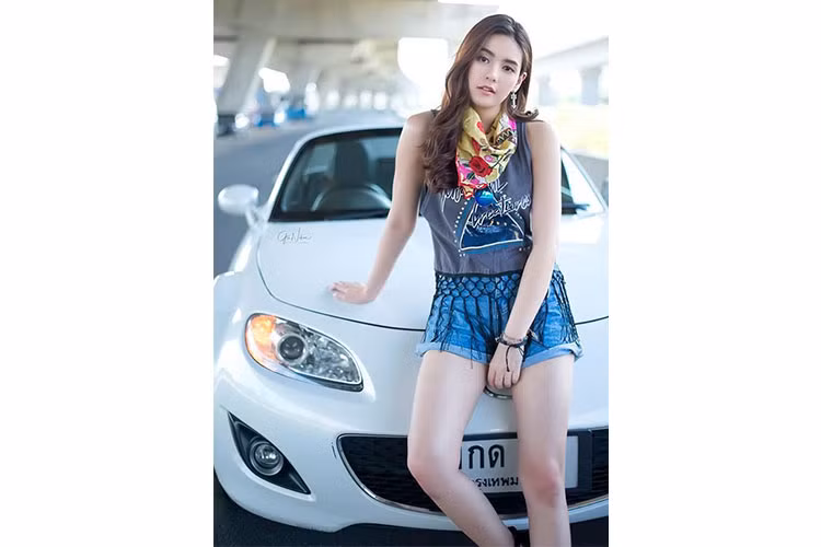 Mẫu Mazda Miata thế hệ đầu tiên xuất hiện tại triển lãm ôtô Chicago ngày 10/2/1989. Xe được trang bị động cơ 1.6L cho công suất 116 mã lực, hộp số sàn 5 cấp, hệ thống treo độc lập.