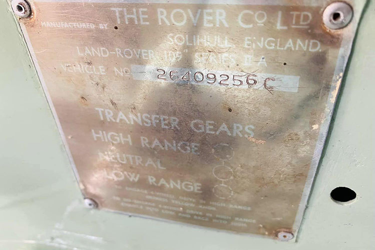 Đặc biệt, chiếc xe không được trang bị điều hòa, điều này có thể làm giảm sự tiện nghi trong những ngày nóng, nhưng lại là điểm đặc trưng của những mẫu xe cổ điển, nơi mọi thứ đều vận hành cơ học, dễ dàng sử dụng và bảo trì. 