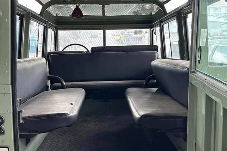 Xe cũng không có hệ thống kính nâng hạ tự động; thay vào đó, hành khách chỉ cần đẩy kính sang để lấy gió ngoài, tạo nên một cảm giác khá thú vị và khác biệt.