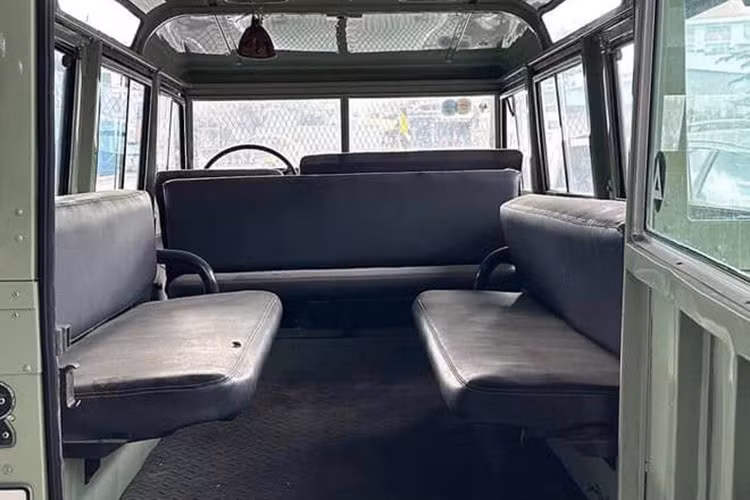 Xe cũng không có hệ thống kính nâng hạ tự động; thay vào đó, hành khách chỉ cần đẩy kính sang để lấy gió ngoài, tạo nên một cảm giác khá thú vị và khác biệt.