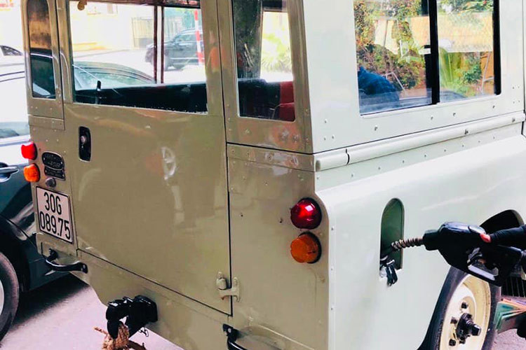 Được ra mắt lần đầu tiên vào năm 1958, Series II đã có những cải tiến so với người tiền nhiệm, Series I. Chiếc Land Rover Series II 109 đời 1975 hiện tại mang trong mình một thiết kế đơn giản nhưng cực kỳ bền bỉ và tinh tế.