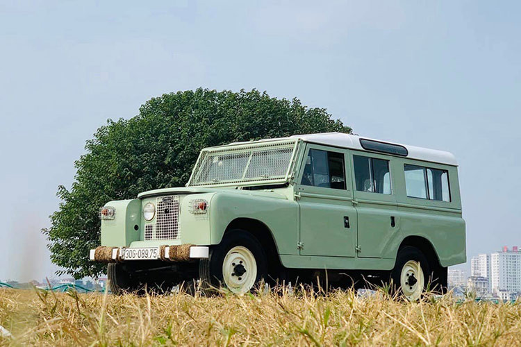 Đặc biệt khi mức giá xe Land Rover Series II 109 1975 này được chủ nhân công bố, hiện nó ngang ngửa với những mẫu SUV hạng sang hiện đại như Mercedes-Benz GLC 200 hay BMW X3 thế hệ mới.