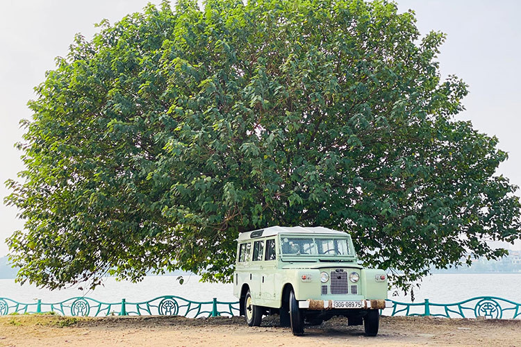 Trước khi được rao bán, chiếc xe Land Rover Series II 109 đời 1975 này từng thuộc sở hữu của một tay chơi xe cổ có tiếng tại Hà Nội. Với giá bán lên đến 2,3 tỷ đồng, chiếc Land Rover Series II này hiện đang gây sự chú ý trong thị trường ôtô đã qua sử dụng.