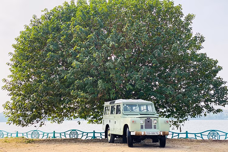 Trước khi được rao bán, chiếc xe Land Rover Series II 109 đời 1975 này từng thuộc sở hữu của một tay chơi xe cổ có tiếng tại Hà Nội. Với giá bán lên đến 2,3 tỷ đồng, chiếc Land Rover Series II này hiện đang gây sự chú ý trong thị trường ôtô đã qua sử dụng.