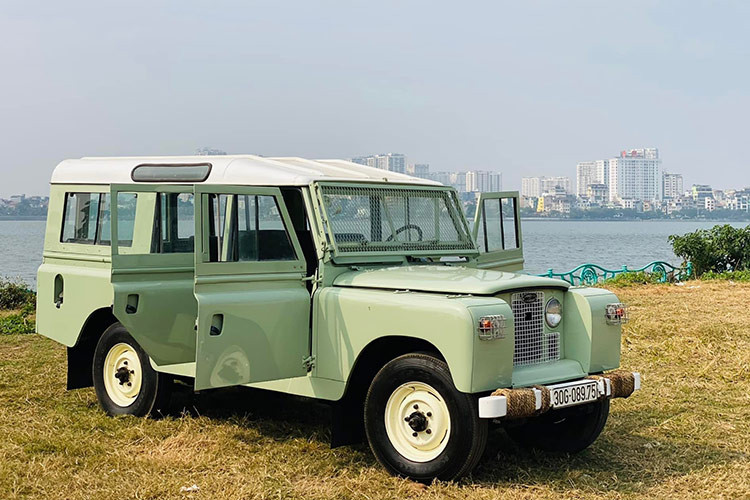 Dù không có các tiện nghi hiện đại như điều hòa hay hệ thống giải trí, chiếc Land Rover Series II 109 vẫn giữ được sức hút mạnh mẽ nhờ vào giá trị sưu tầm và sự bền bỉ theo thời gian. Đây là một cơ hội hiếm có cho những người yêu thích xe cổ và muốn sở hữu một mẫu xe mang đậm dấu ấn lịch sử trong ngành ô tô.
