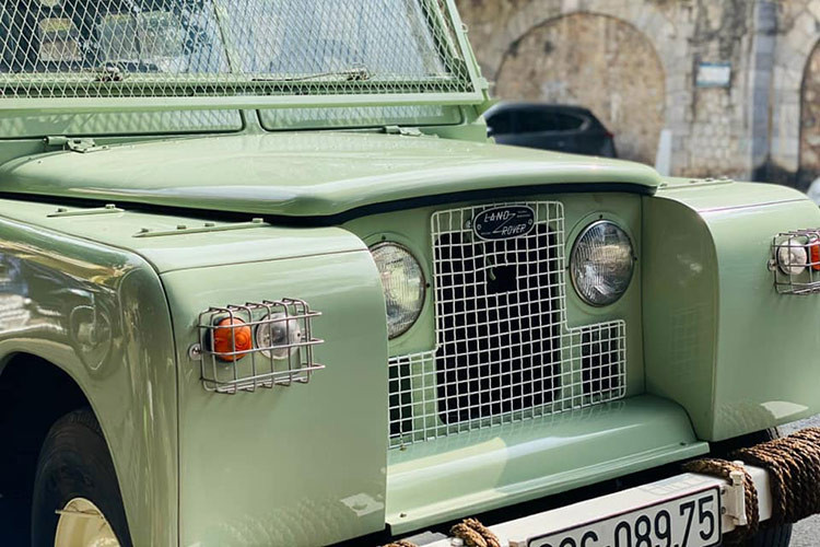 Ngoại thất của chiếc xe này vẫn giữ được vẻ đẹp cổ điển với các chi tiết như lưới tản nhiệt làm bằng nhựa, bảo vệ đèn báo rẽ bằng kim loại, cùng với các chóa đèn không bị ố màu dù đã trải qua thời gian dài sử dụng.