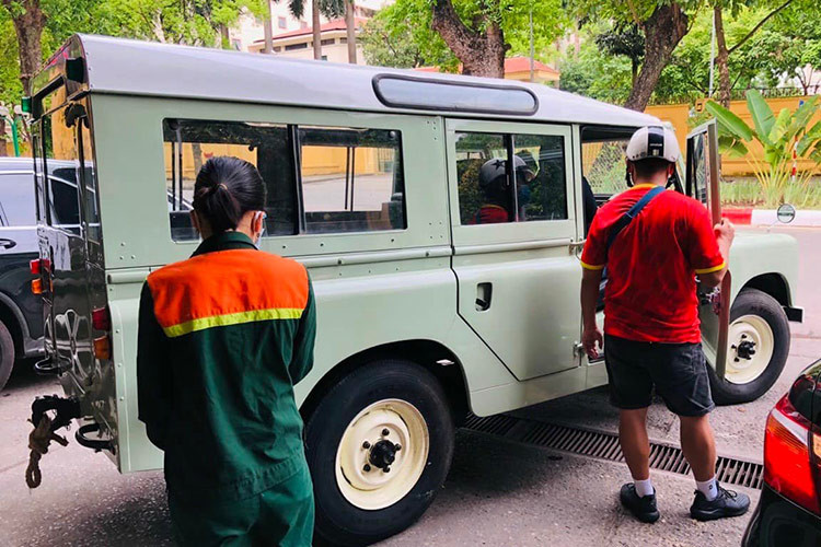 Phần cản trước của xe được làm từ hợp kim nhôm, trong khi các hốc bánh xe được đặt cao, nhô ra ngoài so với lưới tản nhiệt. Thiết kế này không chỉ mang lại vẻ ngoài mạnh mẽ mà còn thể hiện khả năng vận hành vượt trội trên các địa hình khắc nghiệt.