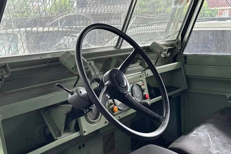 Khoang lái của chiếc Land Rover Series II 109 1975 mang đậm phong cách tối giản với chất liệu hoàn toàn bằng kim loại. Không có điều hòa hay hệ thống giải trí hiện đại như các mẫu xe ngày nay, khoang lái của chiếc xe này chỉ có ba đồng hồ cơ học và các cần gạt để điều chỉnh không khí từ khe hút gió dưới kính lái.