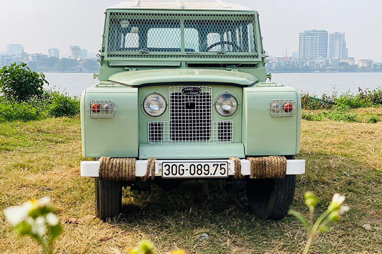 Chiếc xe SUV Land Rover Series II 109 1975 cổ điển này được xem là tiền thân của mẫu Defender 110 hiện nay. Sau Chiến tranh Thế giới thứ hai, Land Rover đã chuyển hướng sản xuất các mẫu xe phục vụ nhu cầu nông nghiệp và di chuyển trên địa hình khó khăn.