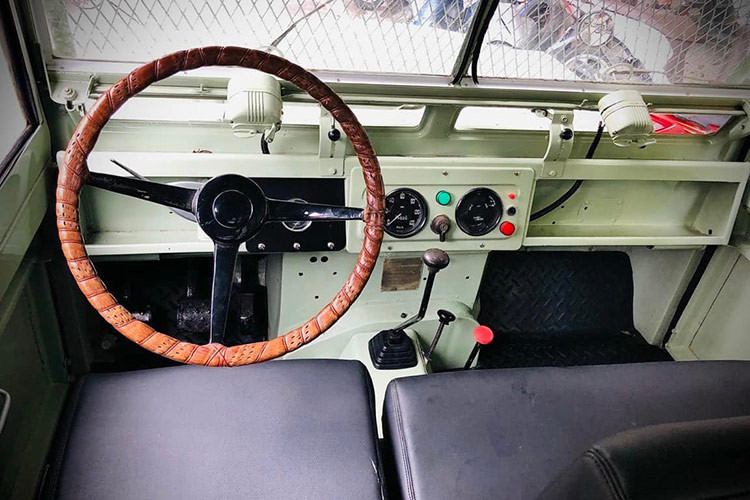 Phần nóc xe được thiết kế với các ô kính và lỗ thông hơi giúp tạo ánh sáng và làm mát khoang hành khách, tạo sự thoải mái cho người ngồi. Với 5 cửa và sức chứa lên đến 9 người, chiếc Land Rover này thích hợp cho những chuyến đi dài, đặc biệt trong các vùng núi hay địa hình khó tiếp cận.