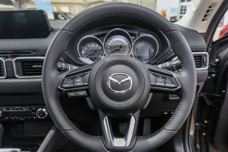 CX-5 mới cũng gây chú ý với phanh tay điện tử tích hợp chức năng Auto Hold. Chức năng này được thiết kế cho phép xe có thể giữ ở trạng thái đứng yên khi xe đã dừng hẳn mà không cần giữ chân phanh, nhằm hỗ trợ tốt nhất cho người lái trong điều kiện xe dừng chờ tín hiệu giao thông, kẹt xe… Hệ thống tự động nhả phanh khi người lái đạp chân ga kèm tùy chọn hệ dẫn động 2 cầu AWD.