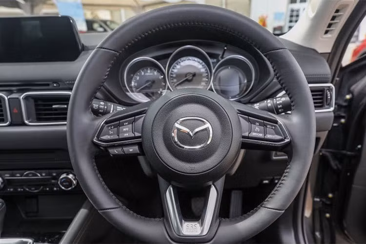 CX-5 mới cũng gây chú ý với phanh tay điện tử tích hợp chức năng Auto Hold. Chức năng này được thiết kế cho phép xe có thể giữ ở trạng thái đứng yên khi xe đã dừng hẳn mà không cần giữ chân phanh, nhằm hỗ trợ tốt nhất cho người lái trong điều kiện xe dừng chờ tín hiệu giao thông, kẹt xe… Hệ thống tự động nhả phanh khi người lái đạp chân ga kèm tùy chọn hệ dẫn động 2 cầu AWD.