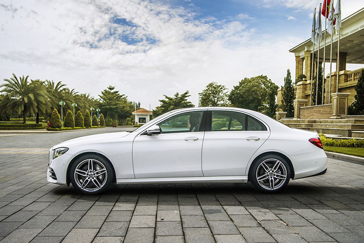 So với hai "người đàn em" Mercedes-Benz E200 và E200 Sport, phiên bản cao cấp E350 AMG sở hữu một phong cách thiết kế hoà quyện giữa sự tinh tế, sang trọng nhưng không kém phần thể thao và mạnh mẽ.