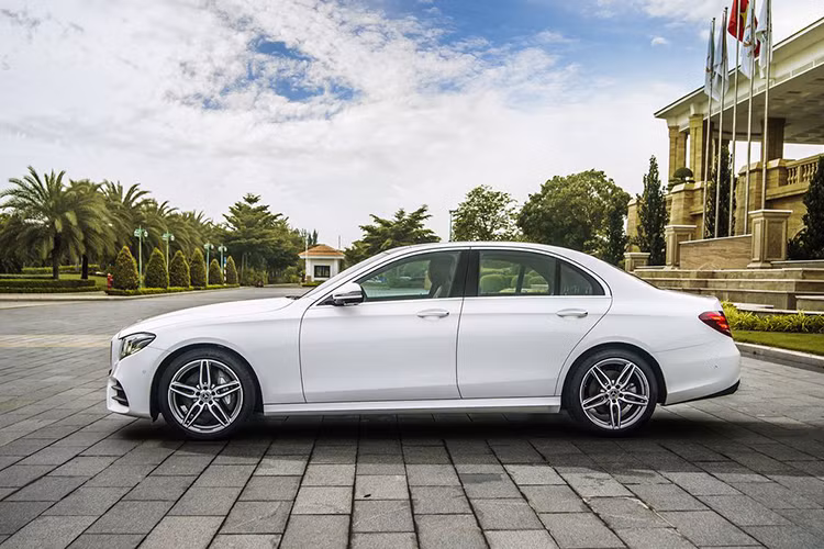 So với hai "người đàn em" Mercedes-Benz E200 và E200 Sport, phiên bản cao cấp E350 AMG sở hữu một phong cách thiết kế hoà quyện giữa sự tinh tế, sang trọng nhưng không kém phần thể thao và mạnh mẽ.