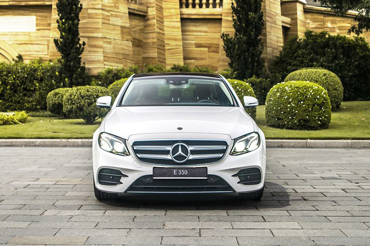 Tuy vậy, khi so sánh với phiên bản tiền nhiệm - E300 AMG thì phiên bản mới E350 AMG không đón nhận sự thay đổi nào quá đặc biệt về thiết kế nội, ngoại thất mà chỉ tập trung vào sự thay đổi về hệ truyền động.